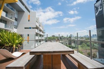 Spacious Apartment Close To Melbourne CBD - Accommodation Daintree 4