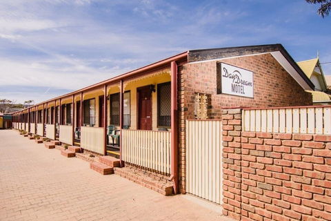 Daydream Motel And Apartments - Accommodation Daintree 3