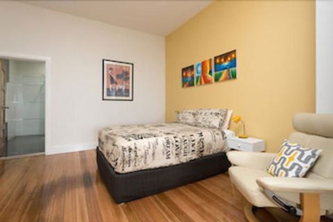 Penguin Waterfront Escape - Accommodation Daintree 3
