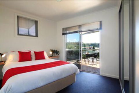 Penguin Waterfront Escape - Accommodation Daintree 6