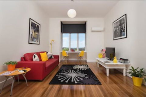 Penguin Waterfront Escape - Accommodation Daintree 7