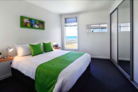 Penguin Waterfront Escape - Accommodation Daintree 4