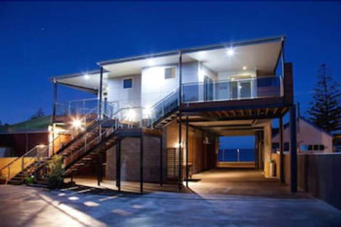 Penguin Waterfront Escape - Accommodation Daintree 1