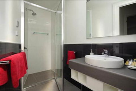 Penguin Waterfront Escape - Accommodation Daintree 5