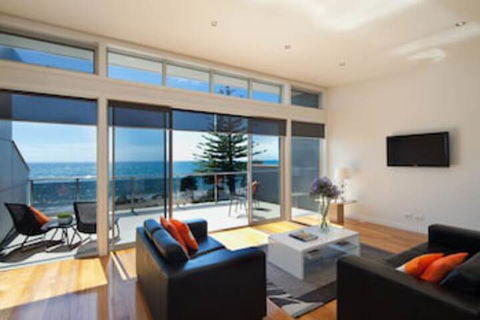 Penguin Waterfront Escape - Accommodation Daintree 0