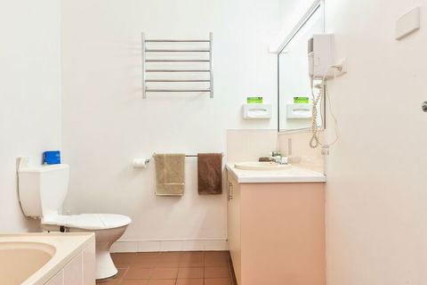 Holbrook Town Centre Motor Inn - Accommodation Daintree 6