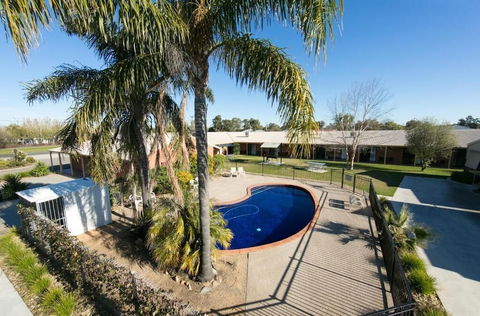 Ashleigh Court Motor Inn - Accommodation Daintree 2