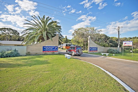 Acclaim Pine Grove Holiday Park - Accommodation Daintree 0