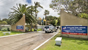 Acclaim Pine Grove Holiday Park - Accommodation Daintree 4