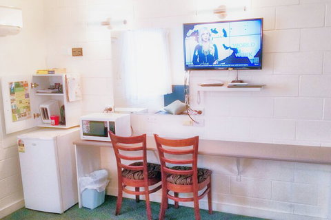 A & A Lodge Motel Emerald - Accommodation Daintree 6