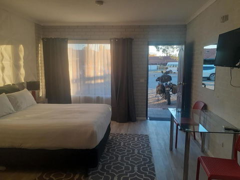Wentworth Club Motel - Accommodation Daintree 2