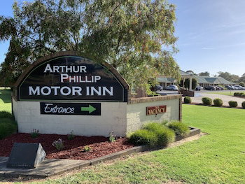 Arthur Phillip Motor Inn - Accommodation Daintree 0