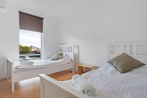 Adelaide Holiday Homes - Accommodation Daintree 1