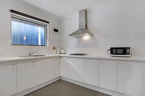 Adelaide Holiday Homes - Accommodation Daintree 5