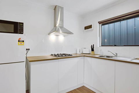 Adelaide Holiday Homes - Accommodation Daintree 4