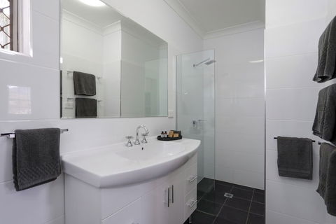 Cadman Motor Inn & Apartments - Accommodation Daintree 5