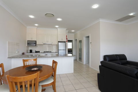 Cadman Motor Inn & Apartments - Accommodation Daintree 4