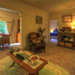 Hillview Oak B & B - Accommodation Daintree 0