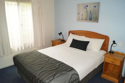 Asters On James Motor Inn - Accommodation Daintree 1