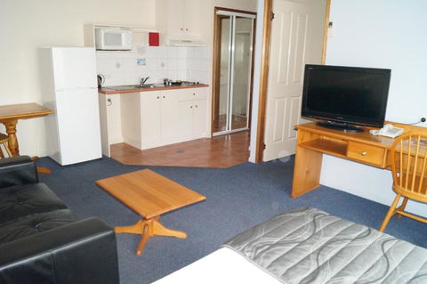 Asters On James Motor Inn - Accommodation Daintree 3