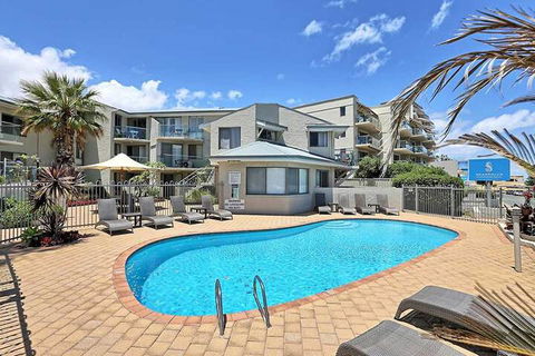 Scarborough Beach Front Resort Shell 4 - Accommodation Daintree 2