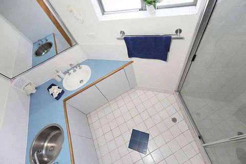 Scarborough Beach Front Resort Shell 4 - Accommodation Daintree 4