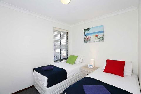 Scarborough Beach Front Resort Shell 4 - Accommodation Daintree 6