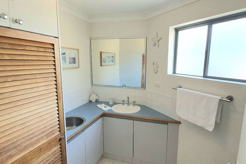 Scarborough Beach Front Resort Shell 4 - Accommodation Daintree 5