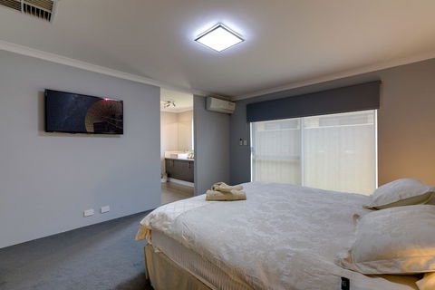Rainbow Dream House PERTH Holiday Home - Accommodation Daintree 2
