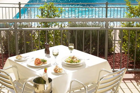 REBELLION BAR AND GRILL RESTAURANT - Accommodation Daintree 0