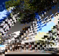 Mezethes Greek Taverna