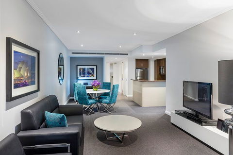Meriton Suites World Tower - Accommodation Daintree 2