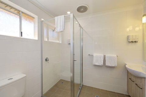 Smart Motels Bert Hinkler - Accommodation Daintree 2