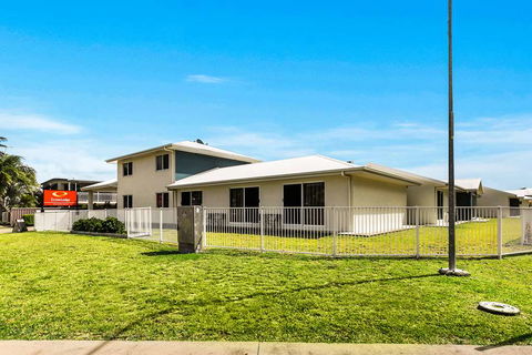 Econo Lodge Beachside - Accommodation Daintree 0