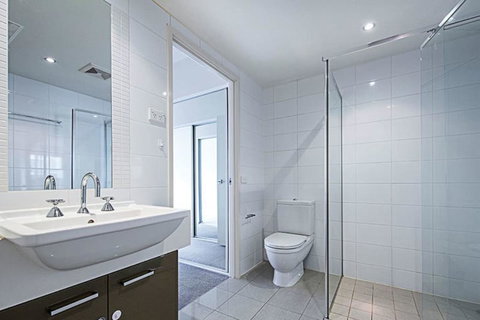 Spacious 1BR Stylish New Acton Apartment +Parking - Accommodation Daintree 9