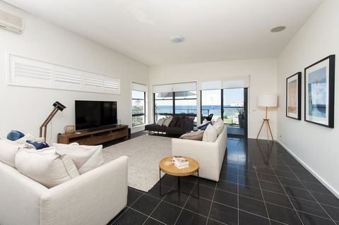 Mollymook Beachfront Penthouse 9 - Accommodation Daintree 1