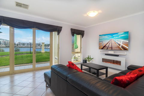 Port Adelaide Harbourside House - Accommodation Daintree 2