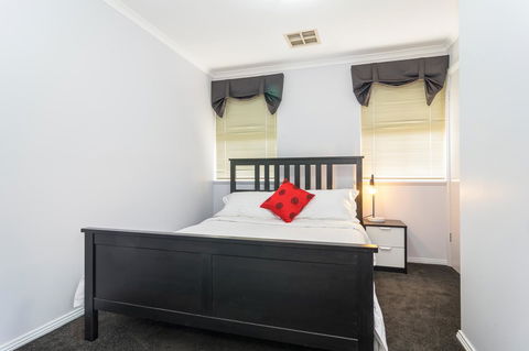 Port Adelaide Harbourside House - Accommodation Daintree 9