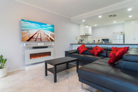 Port Adelaide Harbourside House - Accommodation Daintree 3