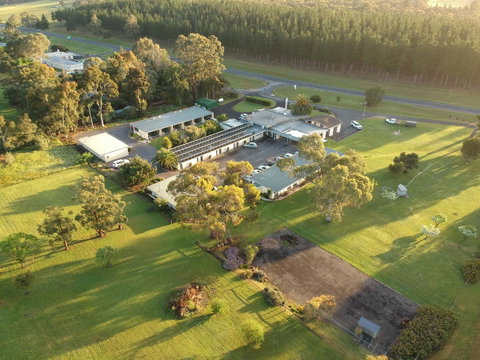 William Macintosh Motor Lodge - Accommodation Daintree 0