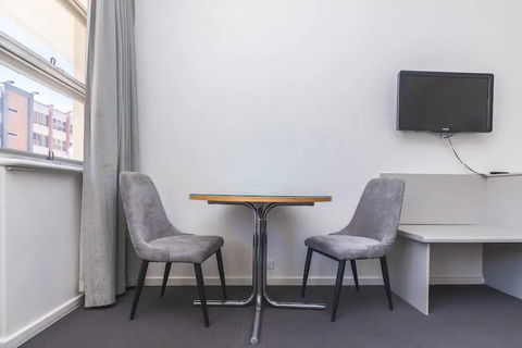 Hi 5 Glenelg Studio Apartment - Accommodation Daintree 4