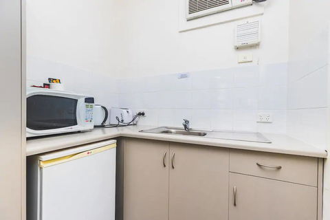 Hi 5 Glenelg Studio Apartment - Accommodation Daintree 7