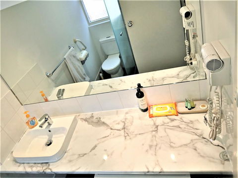 Hi 5 Glenelg Studio Apartment - Accommodation Daintree 5