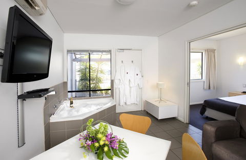 Majestic Oasis Apartments - Accommodation Daintree 14