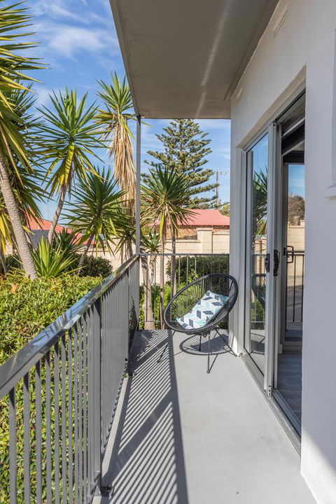 Bay 10 - Suites And Apartments - Accommodation Daintree 4
