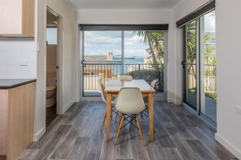 Bay 10 - Suites And Apartments - Accommodation Daintree 12