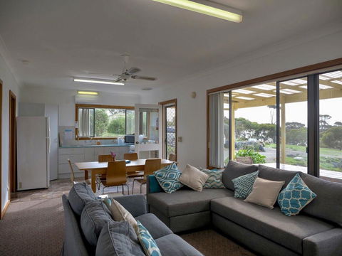 Emu Bay Holiday Homes - Accommodation Daintree 7