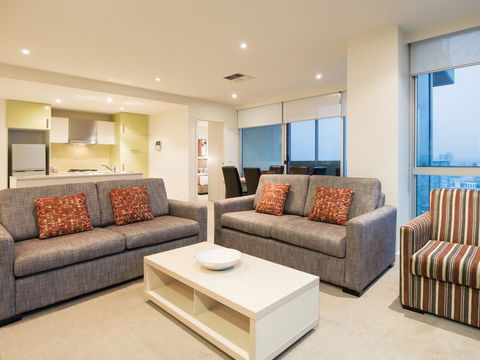 Oaks Glenelg Liberty Suites - Accommodation Daintree 25