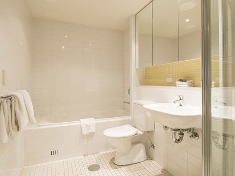 Oaks Glenelg Liberty Suites - Accommodation Daintree 26