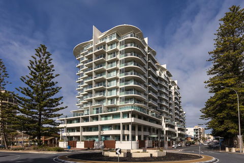 Oaks Glenelg Liberty Suites - Accommodation Daintree 0